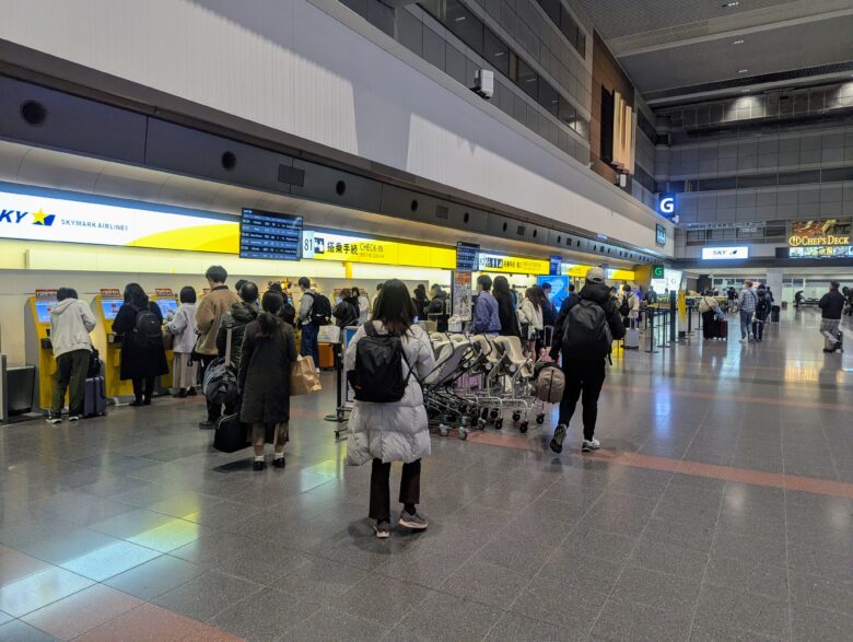 羽田空港 スカイマーク 搭乗手続きをする人たち