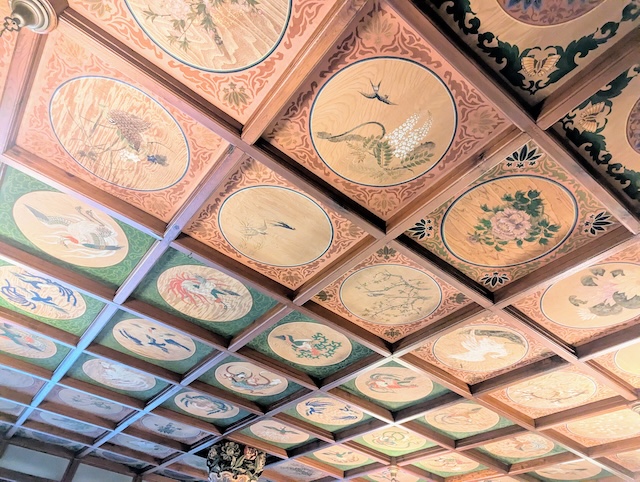 小食堂の天井画「百花百鳥図」:本館2階、金谷ホテルで最も古い食堂。