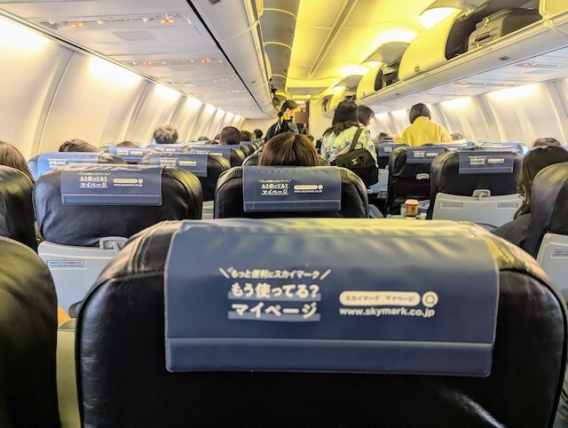 スカイマークの機内 ゆったり座れます